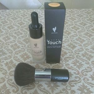 Younique mineral touch in taffeta with brush